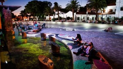 Por un descuido, se emitió un video porno en el Paseo de la Patria mendocino