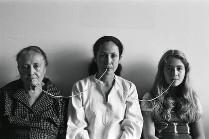 Por un hilo, conectada con su madre y su hija en la serie Performacciones, 1976