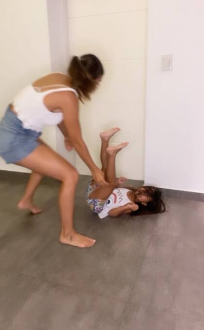 Por un movimiento mal calculado por parte de Cinthia Fernández, su hija Francesca terminó en el piso (Crédito: Captura de video Instagram)
