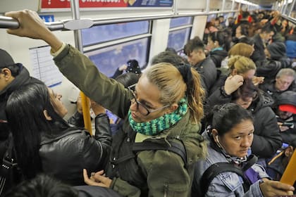 Por una medida de fuerza gremial los trenes circulan a 30 kmh; el tren Sarmiento tiene una demora de al menos 45 minutos.