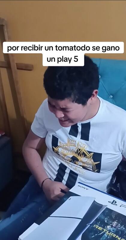 Por ver su reacción ante el termo, su mamá decidió darle la PlaySatation (Captura: TikTok)