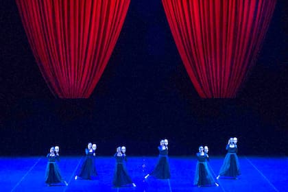 Escena de la obra Por vos me muero, con coreografía del español Nacho Duato, una de las piezas que interpretará en su gira el Ballet del Teatro Colón