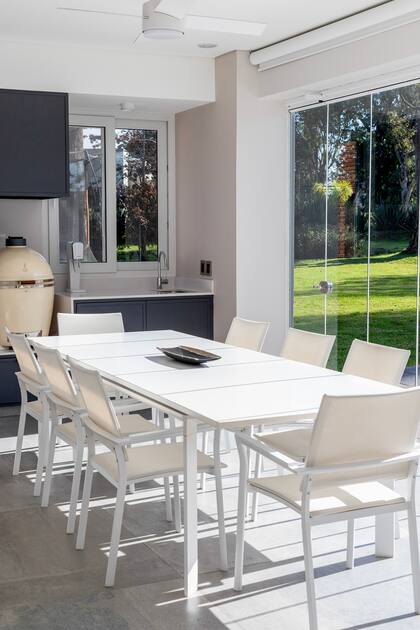 Porcelanato Antico Light Grey (Vite). Especialmente diseñada para integrar el Kamado, mesada 'Blanco Zeus' (Silestone). Pileta (Johnson) y grifería 'Talis' de Hansgrohe.