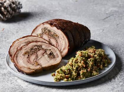 Porchetta rellena de hinojo y pangritata crítrica horneada a baja temperatura, en Jornal