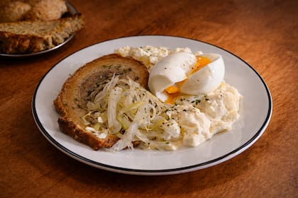 Porchetta y ensalada de papa y huevo
