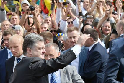 Poroshenko encabezó una marcha militar en Kiev