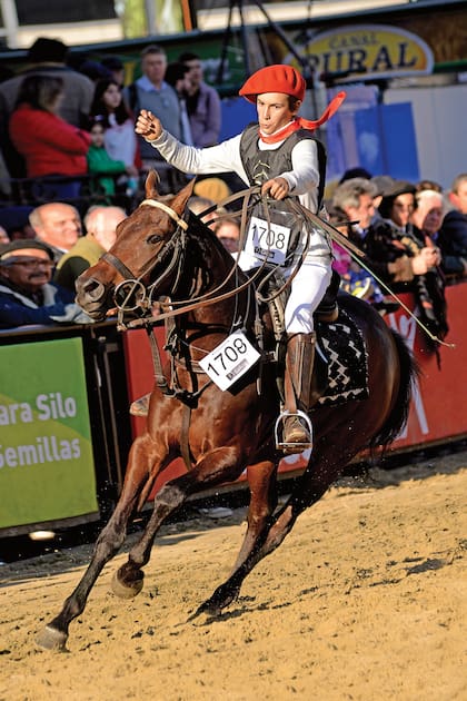 En acción. Poroto monta a Dolfina Que Ironia, que resultó Gran Campeón Macho. Este año se celebraron los 30 años de la primera exposición de la Asociación Argentina de Criadores de Caballos de Polo, por eso era muy importante participar.