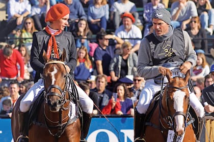 Padre e hijo en la pista central. Dolfina 33, la zaina que monta Adolfito, se consagró Gran Campeón Hembra.