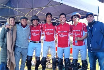 Poroto, Barto, Jeta y Adolfito, juntos en una postal familiar de Scone, el equipo que reunió a los primos en el Jockey Club; completan la postal Camila y Adolfo padre y el australiano David Paradice