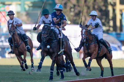Poroto Cambiaso al ataque frente a Ellerstina en la semifinal; el N° 3 lo definió en chukker suplementario