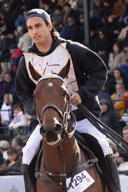 Poroto Cambiaso, en la pista con Dolfina Doctora, otra yegua que resultó campeona para La Dolfina Cría en la categoría dos años
mayor.