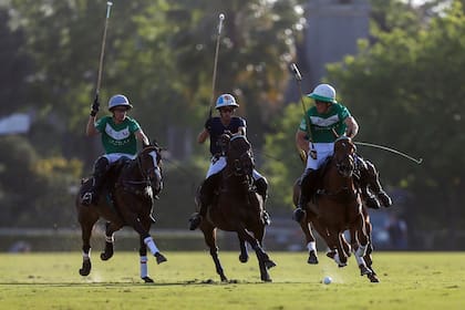 Poroto Cambiaso entre sus primos, Camilo y Barto Castagnola