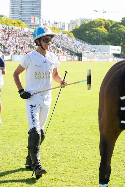 Poroto Cambiaso, la estrella de la tarde, feliz de haber pasado a la final con 17 años recién cumplidos. El día anterior, sopló las velitas en Cañuelas, mientras alentaba a la Selección Nacional de Fútbol.