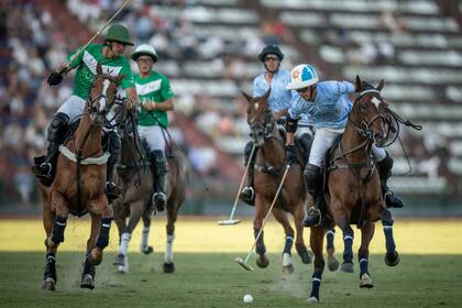 Poroto Cambiaso lleva la bocha en el estupendo primer cruce con sus primos en el Argentino Abierto; detrás está Bartolomé Castagnola (h.), de La Natividad, ganador ese día frente a La Dolfina-Brava.