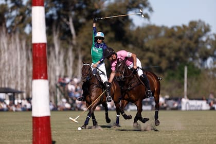 'Poroto' Cambiaso marca una línea supuestamente invadida por Facundo Pieres; el adolescente va por su primera conquista de la Copa de Anchorena, y el capitán, por la número 12, con la que igualaría un récord de Pablo Mac Donough.