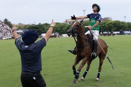 Poroto Cambiaso mira al cielo y explota de alegría