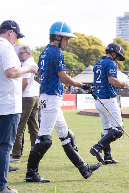 Poroto Cambiaso, que lleva estampadas las iniciales de su nombre en el pantalón, celebró por adelantado su cumpleaños con un gran triunfo (hoy, martes 26, cumple 19 años).
