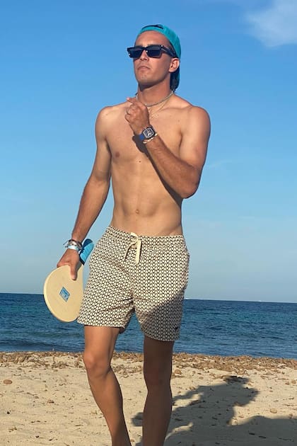 Poroto es el segundo de los tres hijos de Adolfo Cambiaso y María Vázquez. Y el único varón.