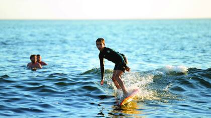 Poroto es surfer, como su padre y su abuelo. Y también juega al polo: tiene 1 de handicap.