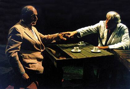 Norman Briski y el recordado Eduardo "Tato" Pavlovsky, inmersos en una escena de la obra Poroto, de 2019