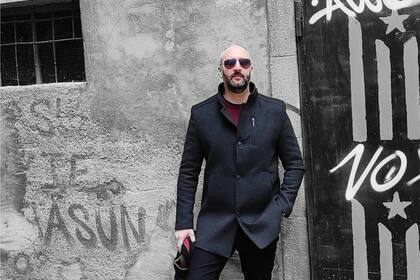 "...porque emigrar no es solo dejar que tu cuerpo caiga en un país diferente al tuyo, sino observar, imitar, respetar, integrarse, cambiar… y si a alguien le parece que no debería cambiar de forma de ser por mudarse a otro país, es mejor que se quede en el suyo, porque lo pasará mal. Cambiar es fundamental, porque todo a tu alrededor cambia, e intentar permanecer inalterable ante ello es la fórmula del sufrimiento”