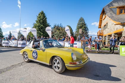 Porsche 911 1968 realizando la verificación técnica