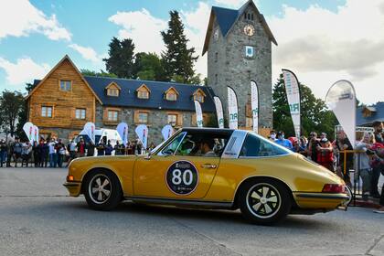 Porsche 911 S 1973 durante la largada simbólica de las 1000 Millas Sport