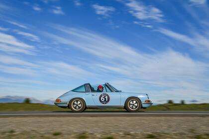 Porsche 911 Targa 2.4 1972 durante la segunda etapa de la competencia.