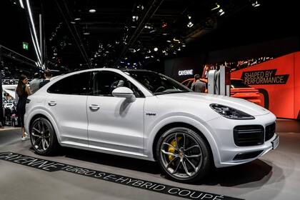 Porsche Cayenne Turbo S E-Hybrid.El exitoso SUV de lujo de la casa alemana tiene mecánica híbrida plug-in de 680 CV, suspensiones activas y diferencial trasero con deslizamiento limitado