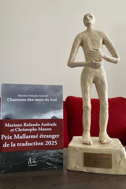 Portada de "Chansons des mers du Sud" y la estatuilla del premio