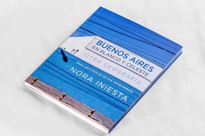 Portada del tercer volumen de "Buenos Aires en blanco y celeste", donde la artista explora la presencia de los colores patrios en los barrios porteños