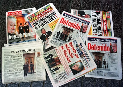 Portadas de los periódicos chilenos del domingo 18 de octubre de 1998 informan sobre el arresto del ex dictador chileno, general Augusto Pinochet. (Foto: AP/Santiago Llanquín).