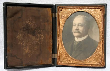 Daguerrotipo con estuche: retrata a Carlos Thays.