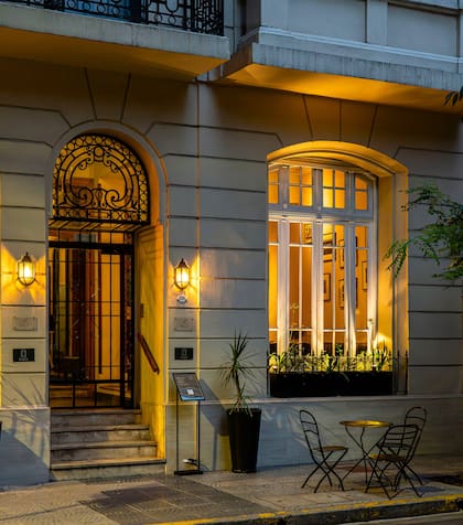 Porte, en la calle Azcuénaga