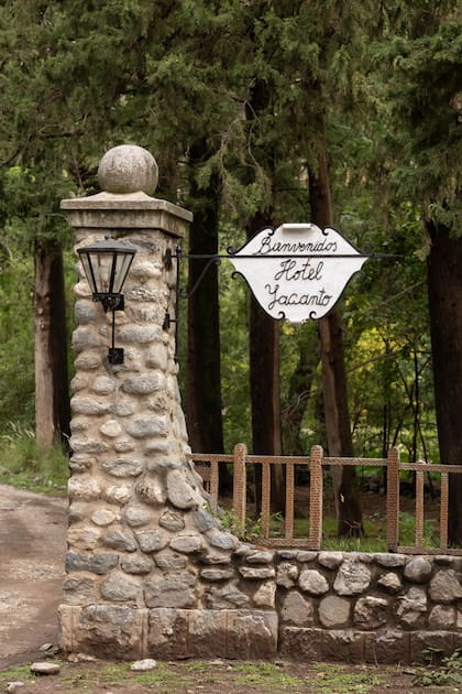 Portón de entrada al hotel que tiene más de cien años.