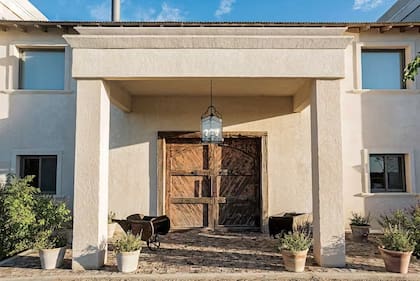 Portón de madera de ingreso a la casa de campo de Torres García y Benvenuto