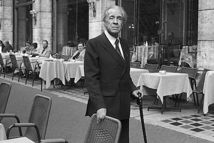 Elegante retrato de Borges tomado en Roma en 1981