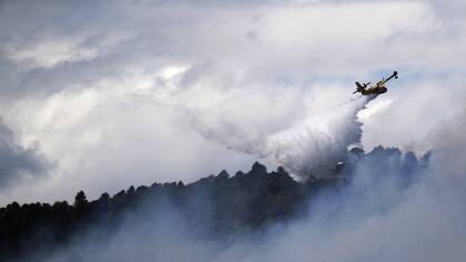 Un avión hidrante tira agua sobre el fuego en Mirabeau, Francia