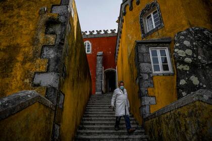 Los coloridos tonos del palacio, máximo exponente del Romanticismo en Portugal y la eterna obra de D. Fernando II, Rey-Artista, abren las puertas a la imaginación de todos los que llegan allí