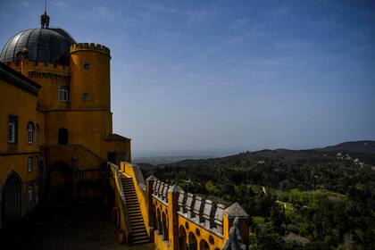 El castillo se encuentra en la cima de una colina en las montañas de Sintra sobre la ciudad de Sintra, y en un día despejado se puede ver fácilmente Lisboa y gran parte de su área metropolitana