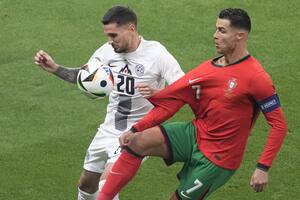 A Portugal comenzó a cotarle el partido y quedó lejos del arco de Eslovenia