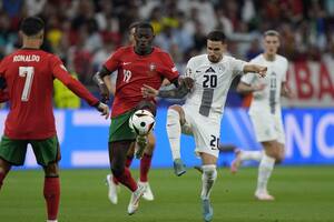 Portugal inquieta a Eslovenia desde el inicio del partido en busca del pase a cuartos