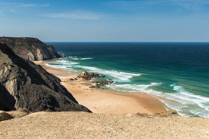 Portugal tiene playas salvajes al pie de altísimos acantilados grises que bajan al mar y pueden visitarse todo el año.