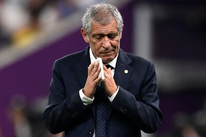 Portugal's coach #00 Fernando Santos reacts during the Qatar 2022 World Cup Group H football match between Portugal and Uruguay at the Lusail Stadium in Lusail, north of Doha on November 28, 2022. (Photo by PATRICIA DE MELO MOREIRA / AFP)