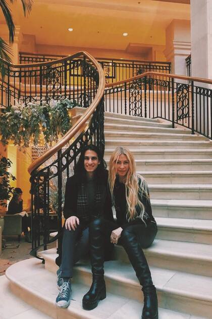 Posa con su abuela, Cris Morena.