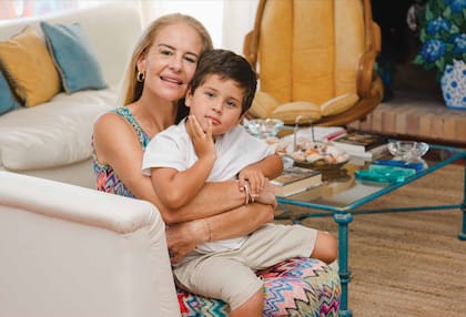 Posa con su heredero, que nació el 10 de noviembre de 2017, en el living de la casa que sus padres inauguraron en 1987.