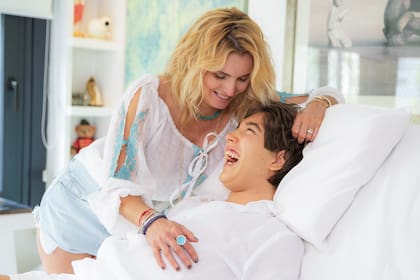 Posa con su hijo mayor, que en agosto cumplirá los 17. “Él es mi gran maestro”, dice y agrega, emocionada: "Nadie está exento de tener desafíos a lo largo de la vida y uno siempre tiene la posibilidad de elegir cómo enfrentarlos”.