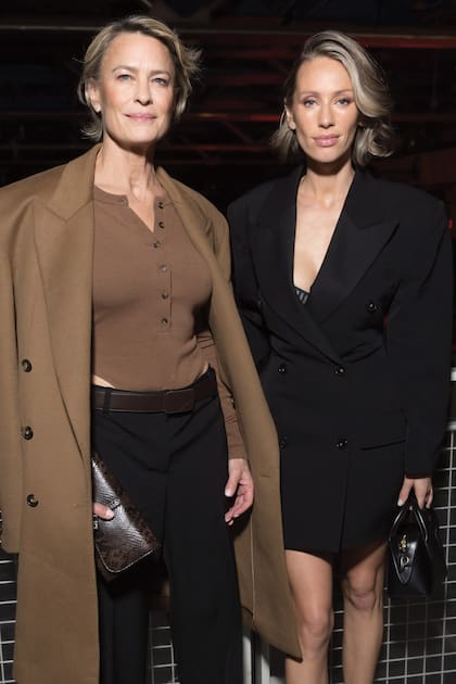 Posa con su mamá Robin Wright luego del desfile de Stella McCartney en París,
en septiembre de este año