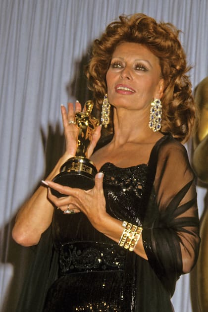 Posa con su Oscar Honorífico, en marzo de 1991.