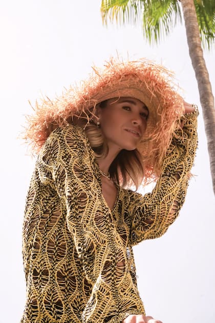 Posa con un look de playa que parece hecho para ella. “Siempre fui muy independiente. De hecho, me encanta estar con una persona que trabaja en fútbol y que tres veces por semana no duerme en casa”, confiesa.
